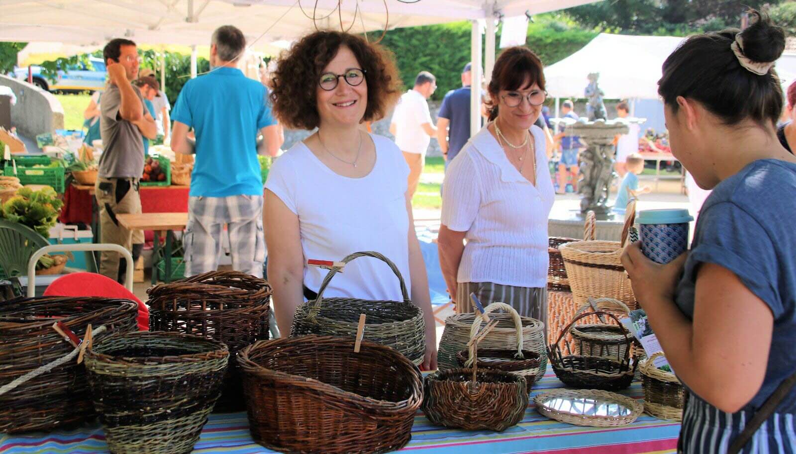 frederique-roche-presente-ses-creations-sur-le-marche-artisanal-et-local-de-claix-lors-de-l-inauguration-de-la-place-hector-berlioz-le-2