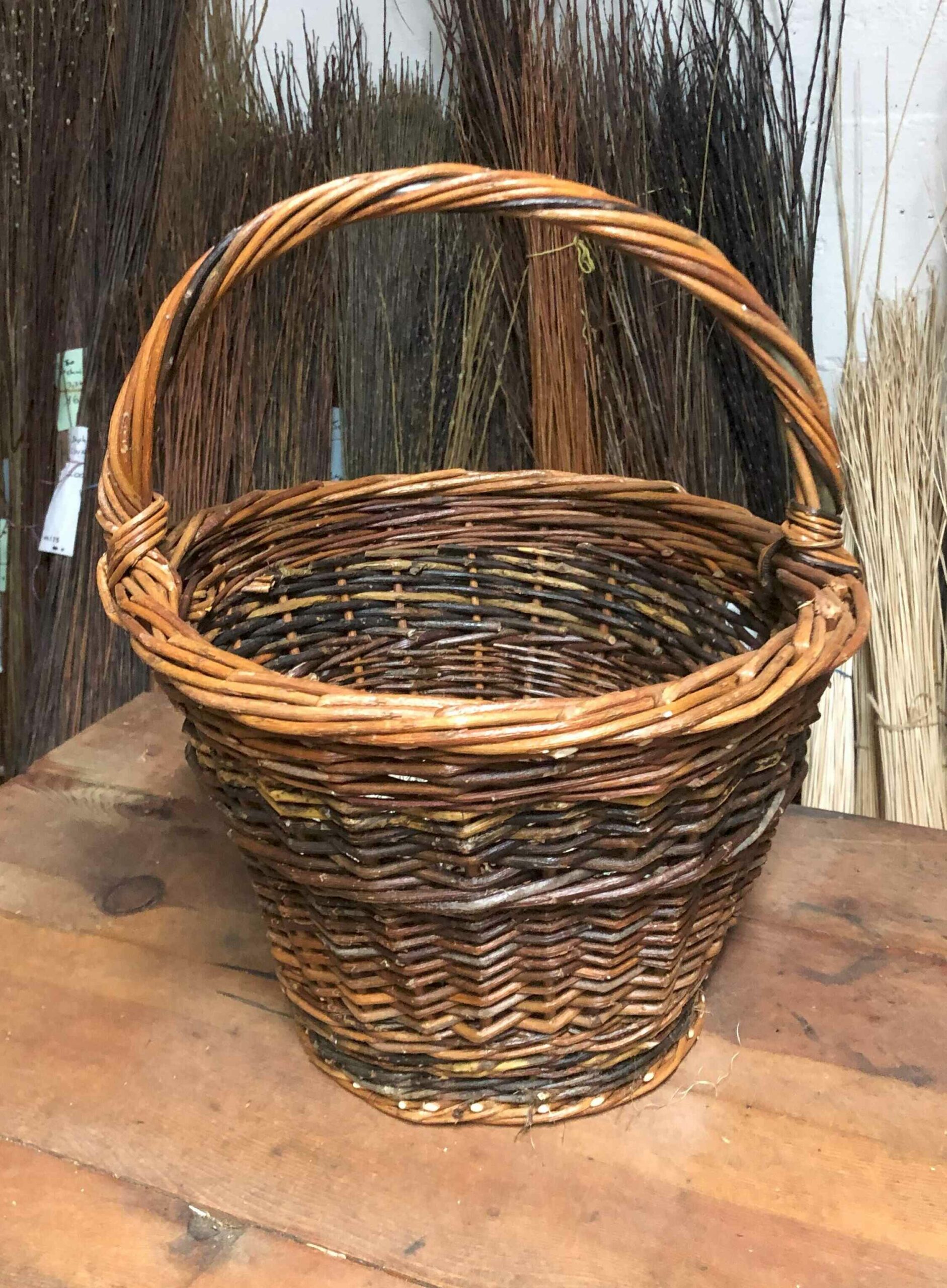 Panier de jardin en osier brut réalisé par Frédérique Roche