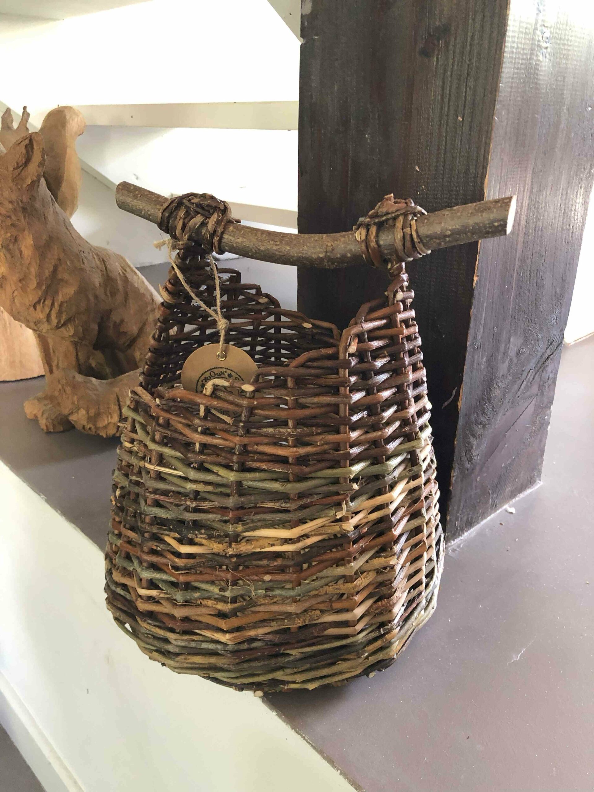 Panier rond de taille moyenne en osier blanc et brut réalisé par Frédérique Roche