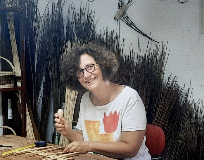 FR Atelier Claix frederique-roche-presente-ses-creations-sur-le-marche-artisanal-et-local-de-claix-lors-de-l-inauguration-de-la-place-hector-berlioz-le-2