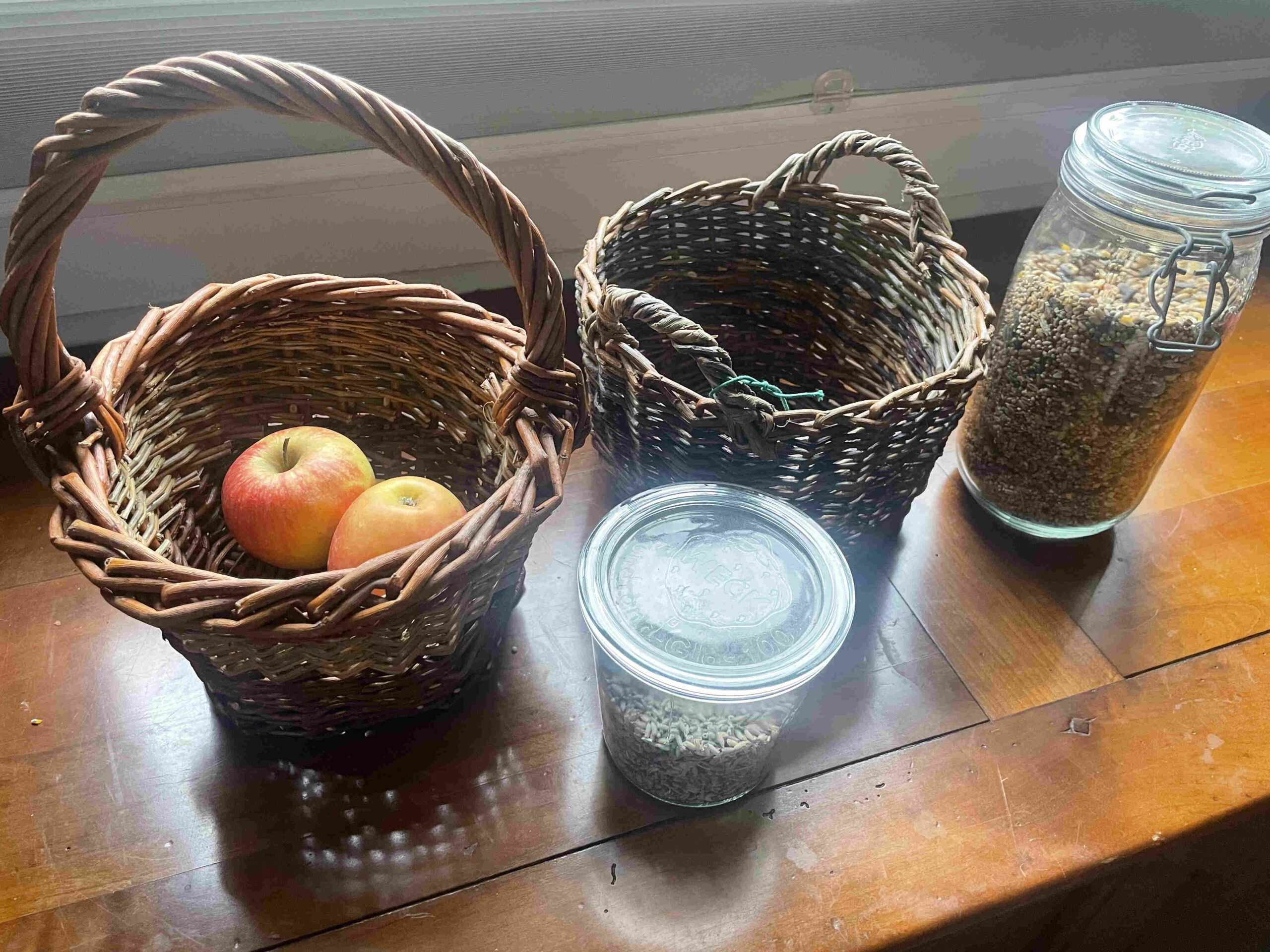 Panier rond de taille moyenne en osier blanc et brut réalisé par Frédérique Roche