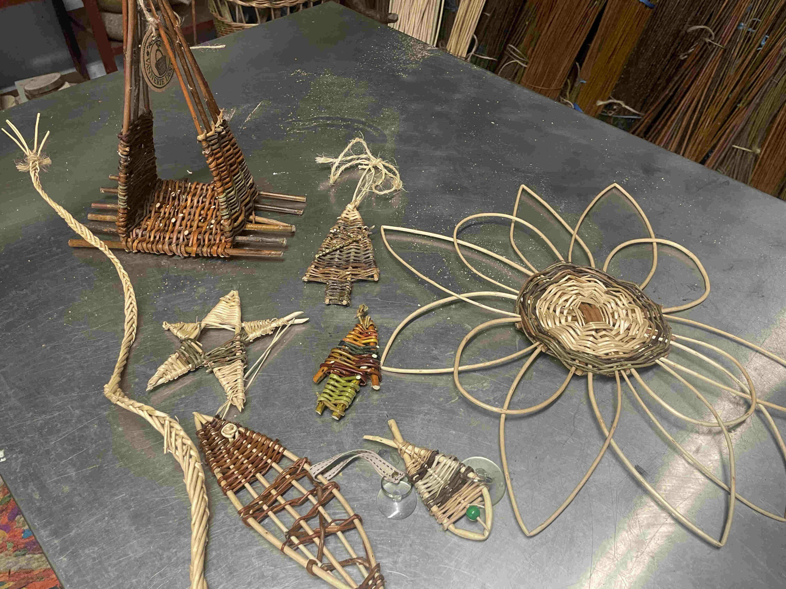 Banc de petits poissons en osier par Frédérique ROCHE de la Vannerie des cimes