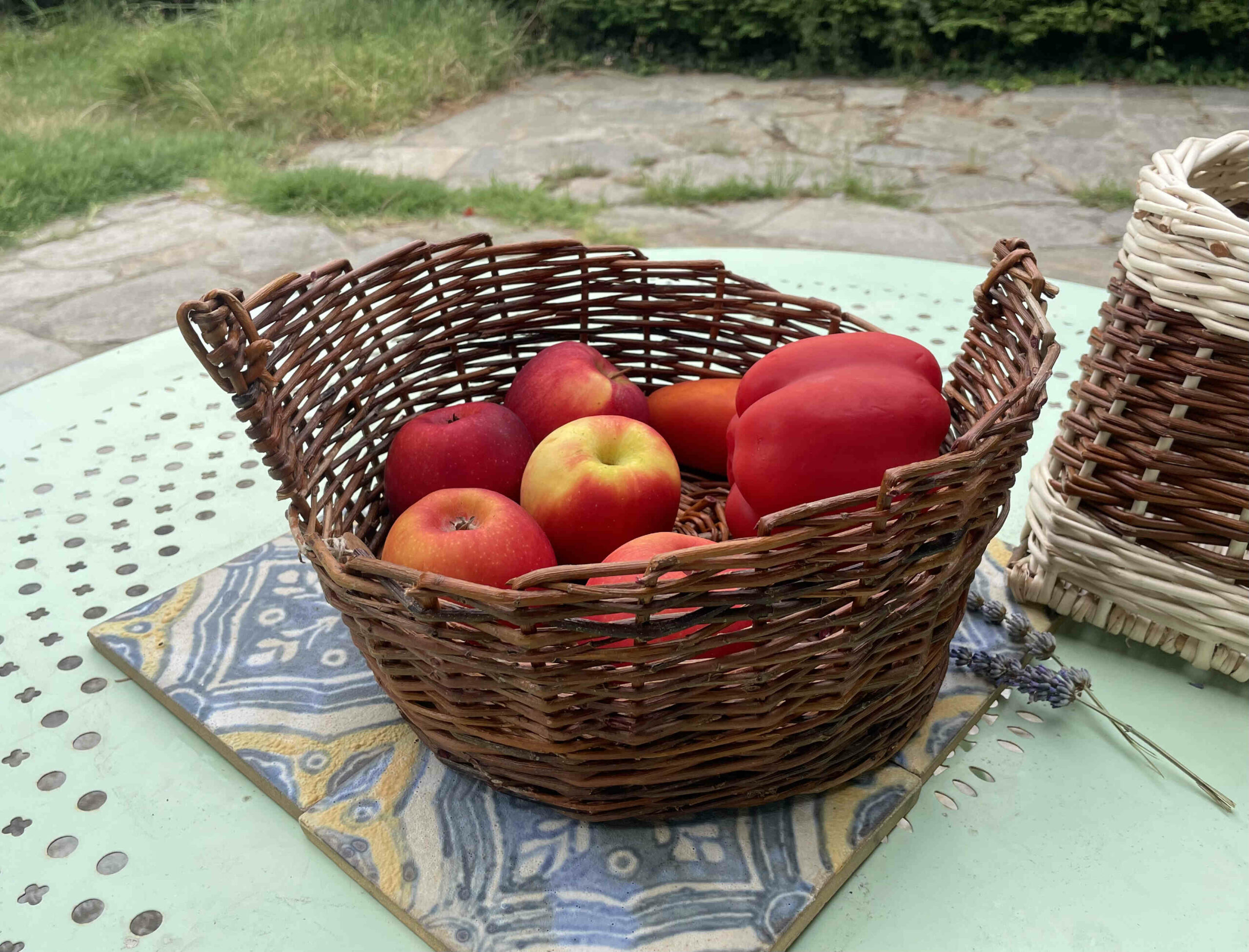 Corbeille à fruits en osier brut réalisée par Frédérique Roche